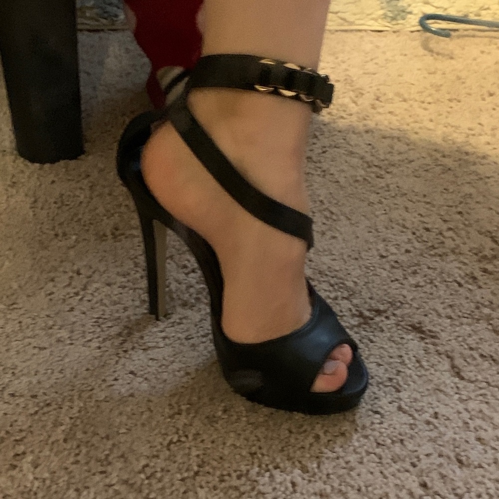 Heels - Picture 2 of 4